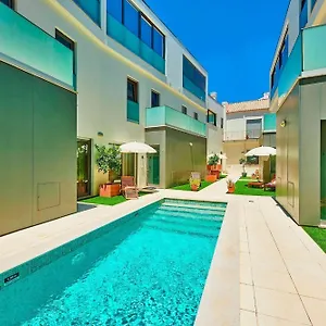 Executive Townhouse, Centre, Shared Pool Holiday home